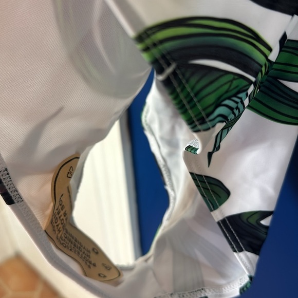 NWT Women’s SPORLIKE V-Neck Ruffle One Piece Swimsuit Green Leaves Size Large - Picture 9 of 12